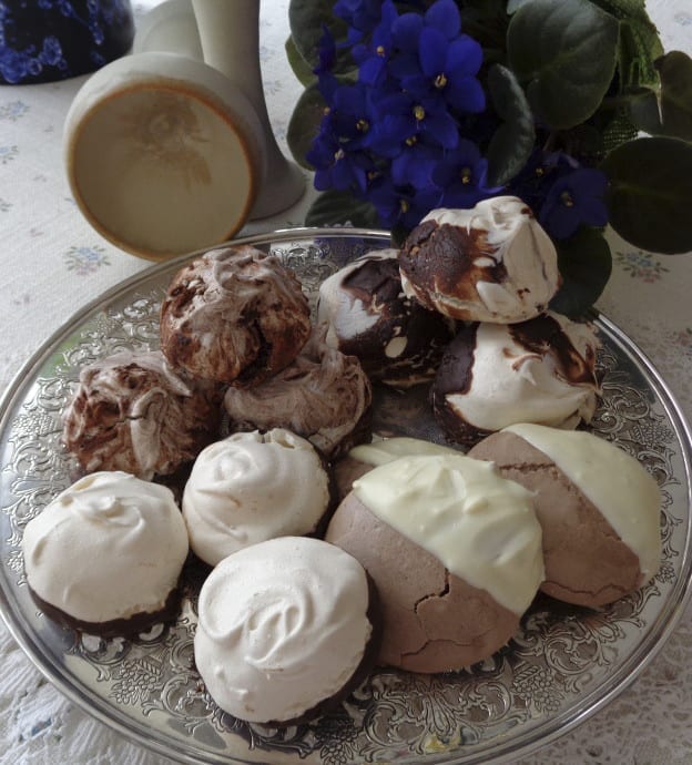 Dark and Light Meringues from My Kitchen Wand